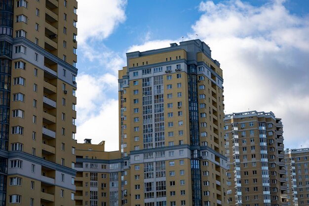 Vista dal basso su nuovi edifici residenziali moderni in mattoni rossi e gialli di media altezza