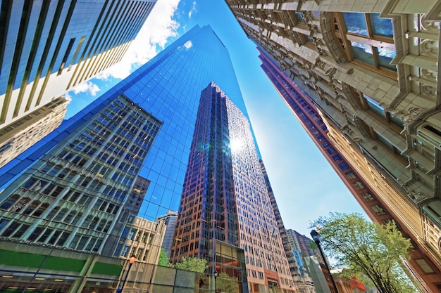 写真 米国ペンシルベニア州フィラデルフィアのガラスに映る高層ビルの底面図。フィラデルフィアの中央ビジネス地区です