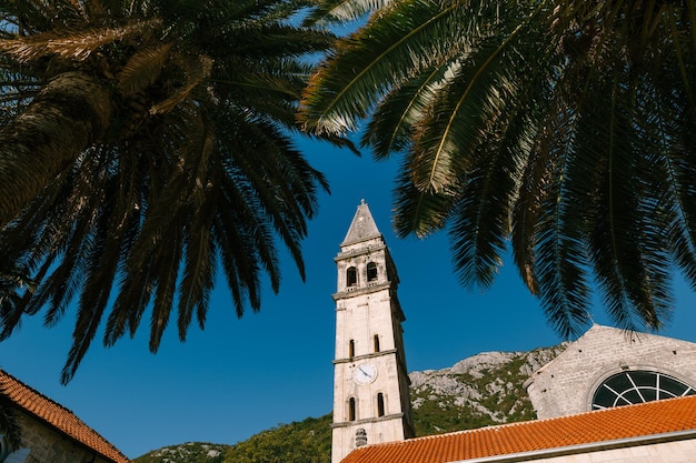 Вид снизу на колокольню церкви святого николая черногория