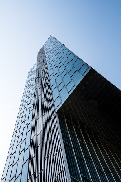 Foto vista dal basso di un edificio moderno