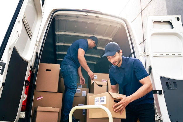 写真 配達トラックから荷物を下ろしている配達員の下の景色