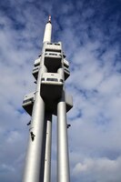 Foto bottom view of the zizkov television tower transmitter prague czech republic sunny day