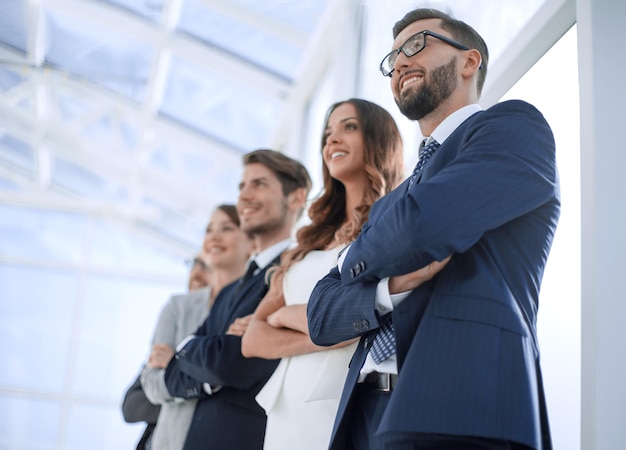 Uomo d'affari di successo con vista dal basso sullo sfondo del business teamphoto con spazio di copia