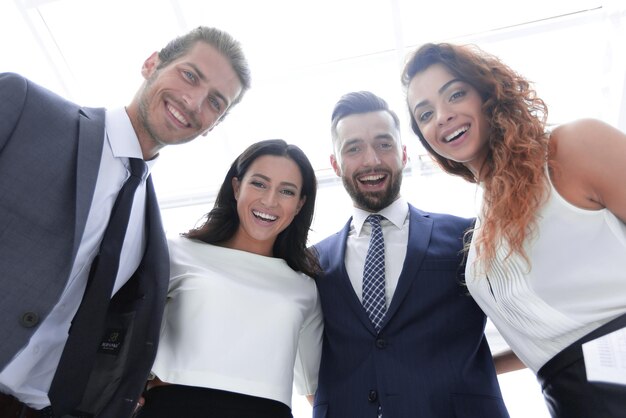 Foto vista dal basso gruppo di uomini d'affari di successo