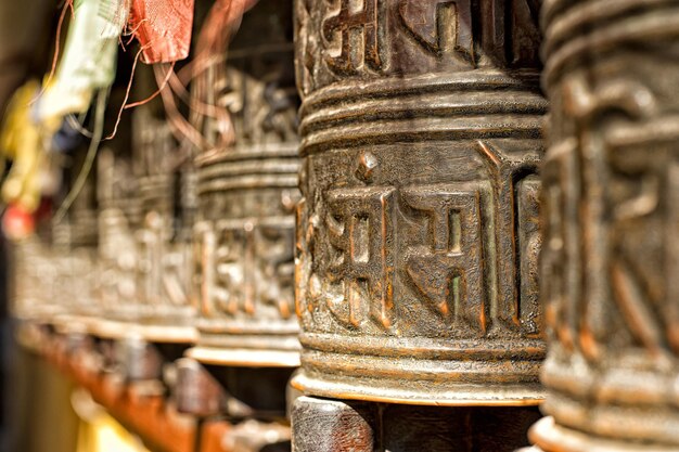 Photo boudhanath temple bells in the kathmandu valley