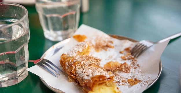 Bougatsa Grieks traditioneel roomgebak geserveerd met suiker en kaneel