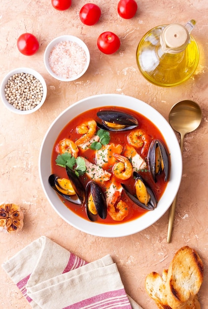 Photo bouillabaisse soup with fish mussels and shrimps french cuisine seafood