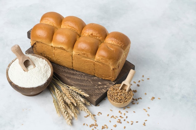 Photo boulangerie japan bread white background composition