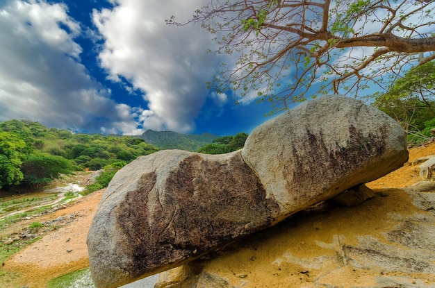 Foto boulder op een heuvel tegen een bewolkte hemel