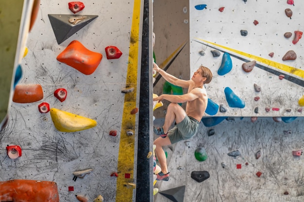 Boulderen op een kunstmatige klimwand