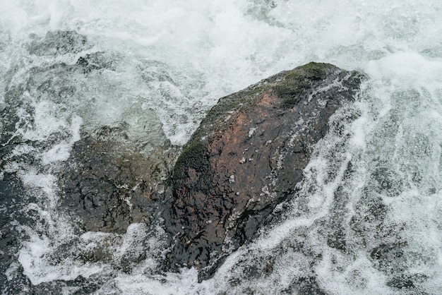 Фото Валуны в водной ряби горной реки