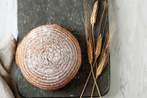 Foto pane al lievito appena cotto a forma di boule