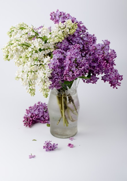 美しい新鮮なライラック色の花の花束。