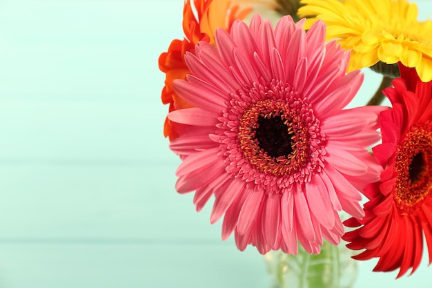 Photo bouquet of beautiful gerbera flowers on light background close up