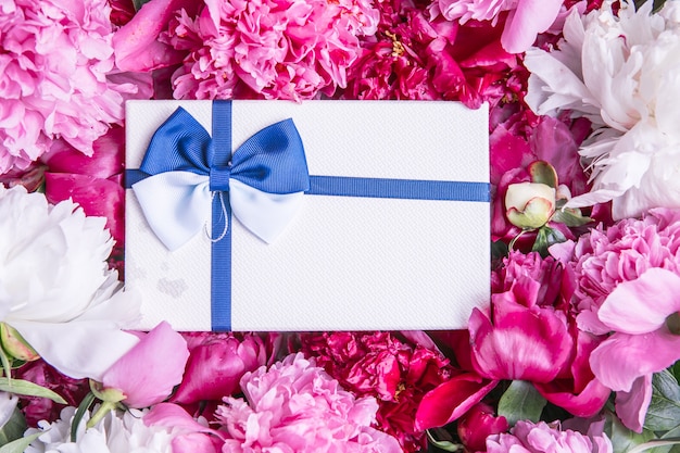Букет красивых розовых пионов с подарочной коробкой Поздравительная открытка на праздник День Святого Валентина