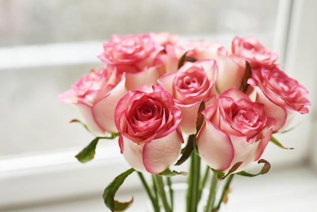 창에 아름 다운 핑크 장미 꽃다발입니다. 발렌타인 데이 카드. 텍스트를위한 공간입니다. 꽃 조성. 어머니의 날 및 3 월 8 일 인사말 카드 템플릿입니다.