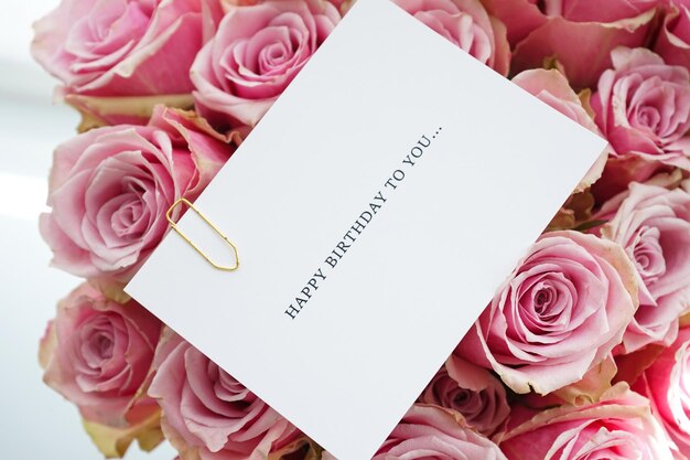 グリーティング カード上面と美しいピンクのバラの花束クローズ アップ