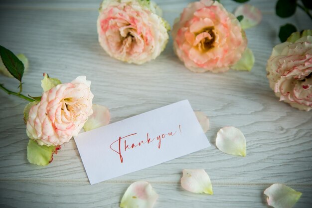 木製のテーブルの上の美しいバラの花束