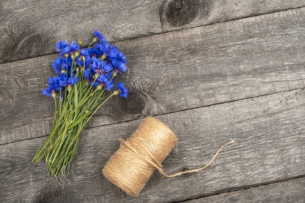 파란 cornflowers 꽃과 공 꼬기의 꽃다발