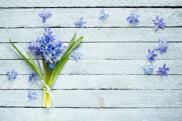Un mazzo di fiori blu su un fondo di legno