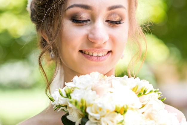 Foto bouquet nelle mani della sposa