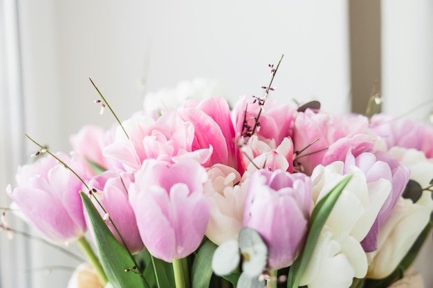明るくカラフルなチューリップの花束美しいパステルピンクの花の背景春の花