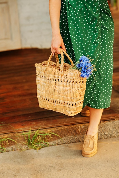 Foto un bouquet di fiordalisi nelle mani di una ragazza