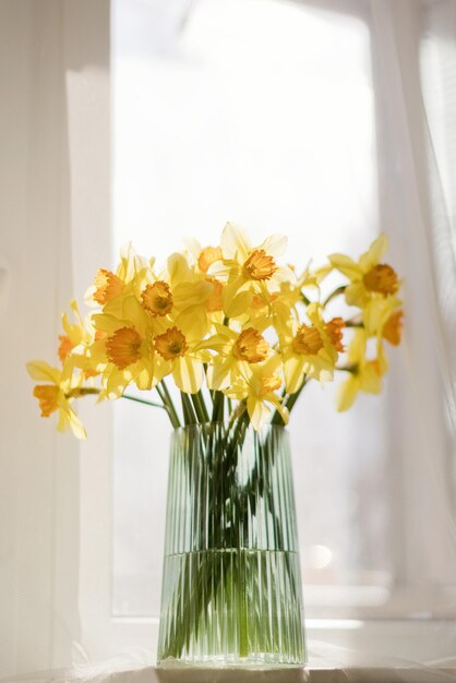 ガラス花瓶の水仙の花束