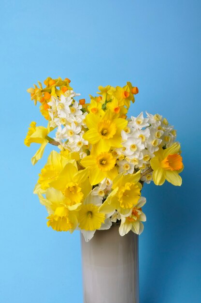 花瓶の水仙の花束