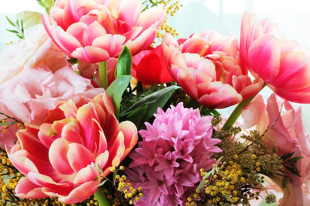 Bouquet di fiori diversi tra cui tulipani e mimose