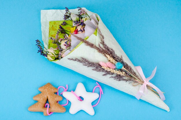 Bouquet of dried flowers and Christmas cookies.