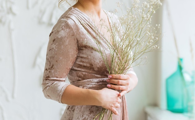 女性の手でドライフラワーの花束