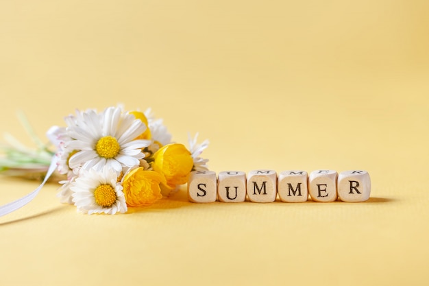 写真 黄色の背景にテキスト夏と花束の花カモミラ。