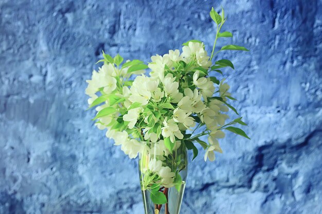 Foto bouquet di fiori di rami di melo in un vaso, un bellissimo bouquet nell'interno del loft primaverile