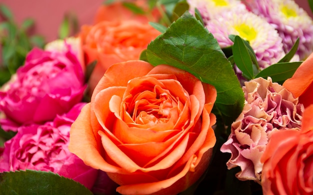 букет цветов на бежевом фоне розы пионы хризантемы гвоздики