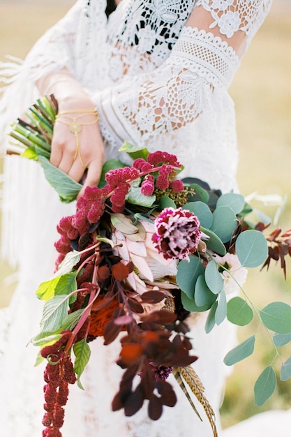 Букет цветов в руке невесты крупным планом