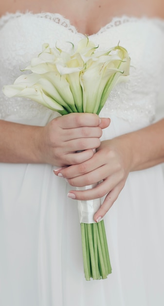 花嫁の手に花の花束。結婚式