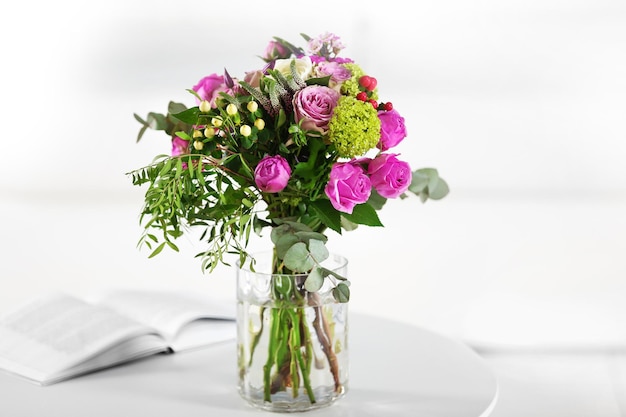 テーブルの上の瓶に花の花束