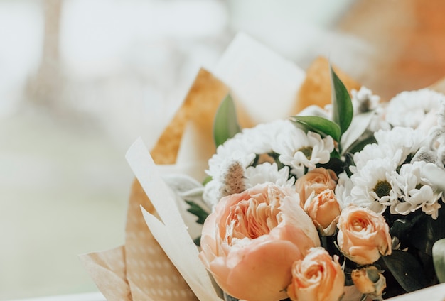 Bouquet di fiori su sfondo chiaro