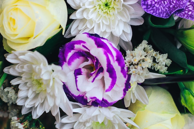 トルコギキョウと菊のつぼみが付いた紫色の花の花束。ビューを閉じる
