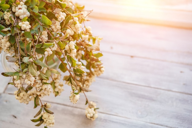 窓枠と窓の上に花の花束が立っています