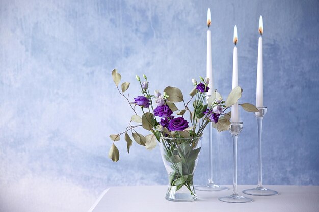 Photo bouquet of flowers in vase on color background