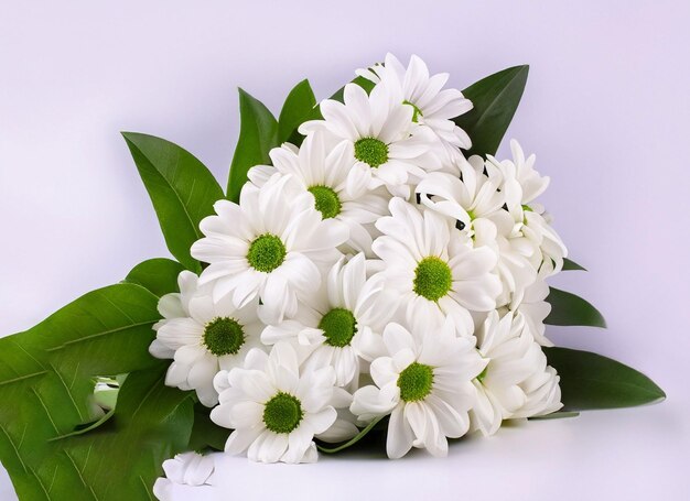букет цветов на белом деревянном столе