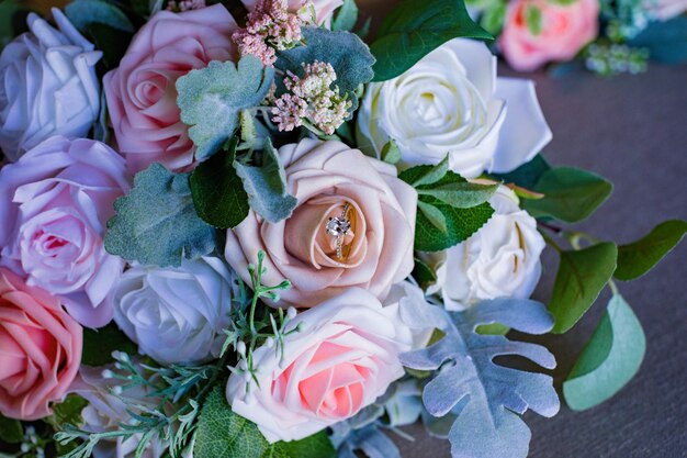 Photo a bouquet of flowers with a lady on the bottom