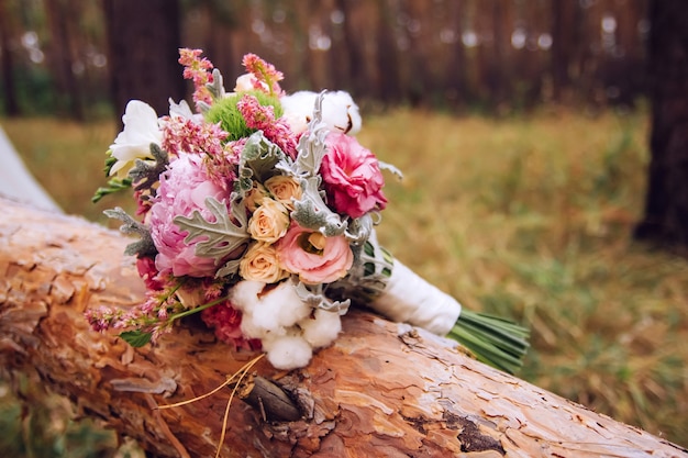 バラ、シャクヤク、カーネーションと花の花束。ピンク色の繊細な花束。ユーカリの葉。