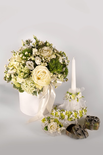 Bouquet di fiori freschi delicati su sfondo bianco dono celebrazione san valentino matrimonio