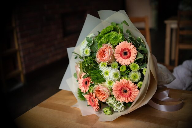 白い背景の上の新鮮な繊細な花の花束ギフトお祝いバレンタインの結婚式