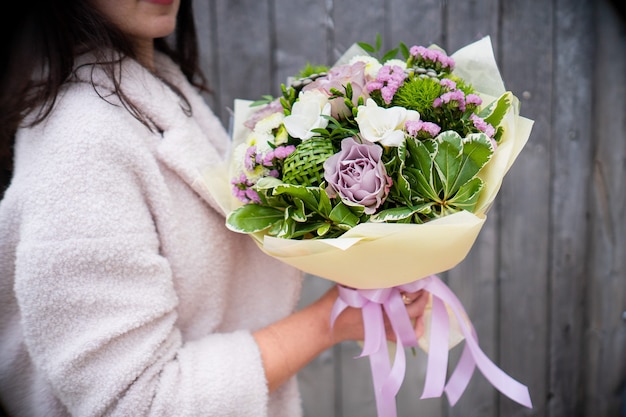 白い背景の上の新鮮な繊細な花の花束ギフトお祝いバレンタインの結婚式