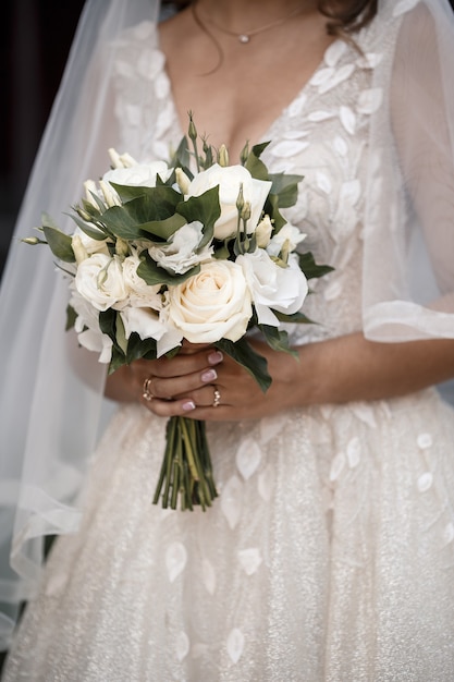 Un mazzo di fiori freschi nelle mani della sposa