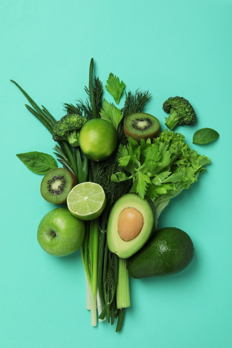 Photo bouquet of fresh green vegetables on mint